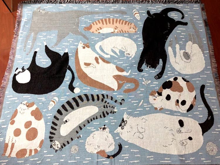 タペストリー のんびり寝転ぶ猫たち柄タペストリー